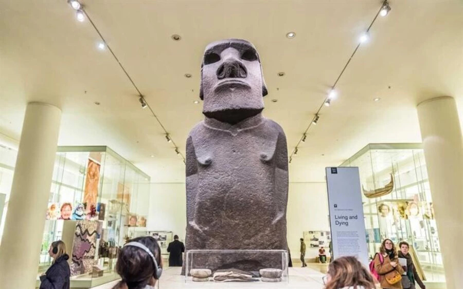 Moai szobor: A British Museum egy másik kontroverzális műemléket is őriz, nevezetesen egy húsvét-szigeti kőfejet, melyet a szigetlakók már régóta kérvényeznek visszaküldeni, eredménytelenül. Egy hasonló szobor egy chilei múzeumban is megtalálható volt, azt azonban már visszaküldték a szigetre.