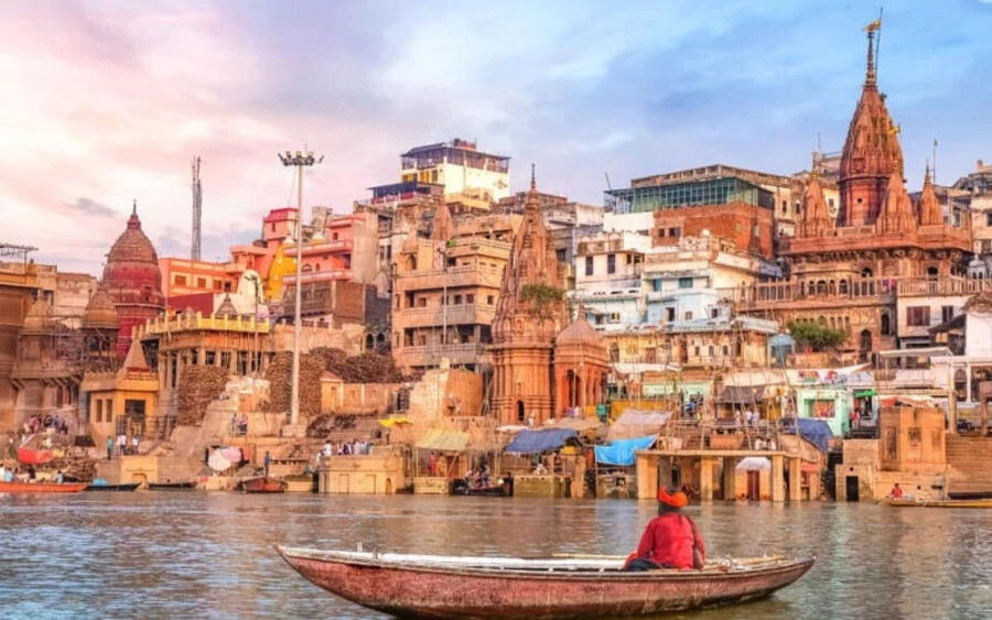 Varanasi, India: Mark Twain írta, hogy ez a város öregebb, mint a történelem, a tradíció, a legenda, és még az összegüknél is kétszer öregebbnek tűnik. A Gangesz-menti városnak valóban hosszú története van, nemcsak India, de az egész hindu vallás egyik legrégibb települése, és főként a temetkezési rítusairól vált híressé.