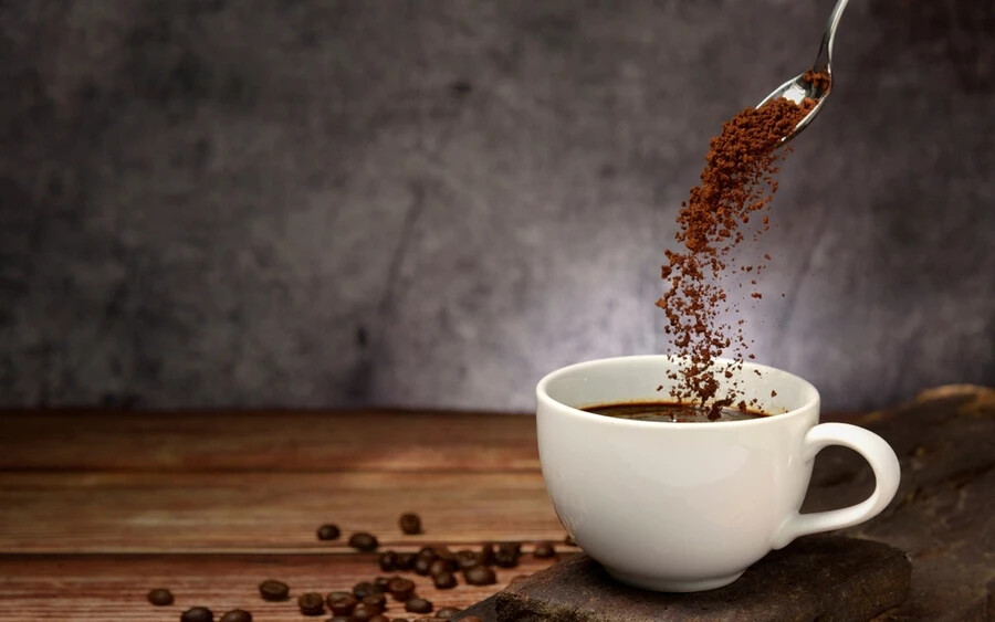 A tévhitekkel ellentétben az instant kávé egyáltalán nem egészségtelenebb, hiszen csupán feleannyi koffeint tartalmaz, viszont több antioxidánst, mivel nem pörkölik, csupán kiszárítják, majd lefagyasztják.