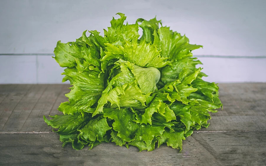 Leveles zöldségek: Ha akad otthon üvegház, akkor mindenképp megéri elültetni pár leveles zöldséget. Káposzta, saláta, spenót; ezek a finomságok nem csupán gyulladáscsökkentő hatásúak, de kiváló fehérjeforrások is.