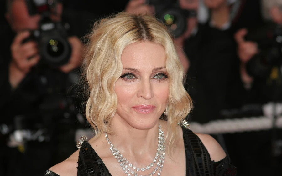 Madonna: Madonna első munkája pincérkedés volt, ahonnan menesztették, mert állítólag rosszul végezte a munkáját. Bárki is hozta meg a döntést, egy sztárt köszönhet neki a világ.