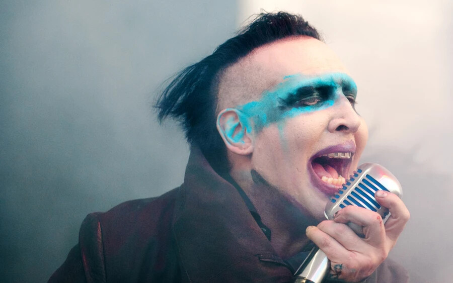 Marilyn Manson 2001-ben: Ugyan Mansont nem kimondottan az előadás alatt, ám közvetlenül utána tartóztatták le, miután állítólag egy biztonsági őrhöz dörzsölte a nemi szervét. Hivatalosan fizikai és szexuális erőszak vádjával került bíróság elé, ám végül a tettet bűncselekmény helyett pusztán kihágásként könyvelték el.