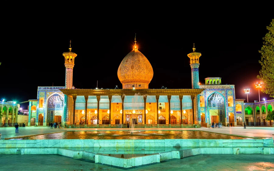 Shah Cheragh-mecset, Irán: A név jelentése „a fény királya”, ami igazán leírja az épületbelsőt, mely leginkább egy hatalmas tükörre emlékeztet, mely a világ összes fényét tükrözi egyszerre. A mecset két sírkamra fölé lett építve, melyeket állítólag szintén egy titokzatos fényforrás miatt találtak meg.