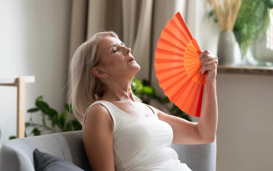 Hormonális változások: A menopauza az éjszakai izzadás egyik leggyakoribb oka. A hullámzó ösztrogénszint akár éjszaka is váratlanul felmelegítheti a testünket. Szerencsére a jelenség természetesen és orvosilag is enyhíthető.