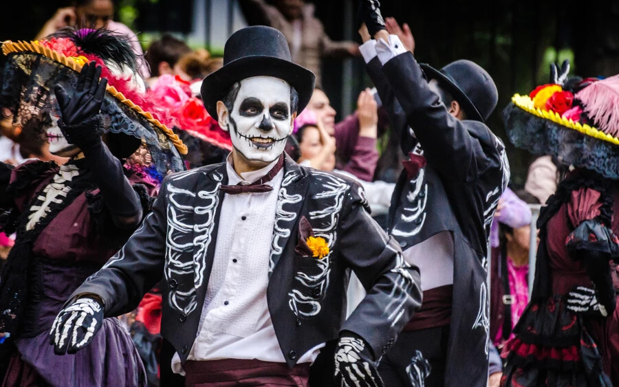 Halottak napja, Mexikó: Talán az ország legismertebb ünnepsége, melyet november elsején és másodikán tartanak. Az emberek oltárokat állítanak elhunyt szeretteiknek, sírokat tisztítanak, sokan pedig koponyamaszkban az utcára vonulnak, hogy hangosan ünnepeljenek.