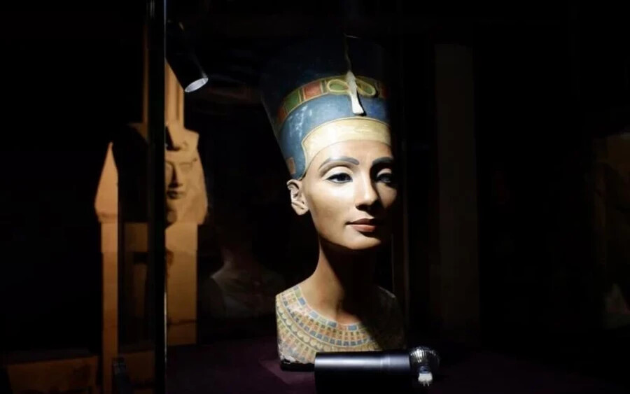 Nefertiti mellszobra: Egyiptomi régészek a mai napig kérvényezik, hogy a Berlinben található, Nefertitit ábrázoló mellszobor kerüljön haza, ám ez eddig nem történt meg. A 30-as években maga Hitler vétózta meg a tárgyalást, napjainkban pedig a szobor gyengeségére hivatkozva nem szállítják.