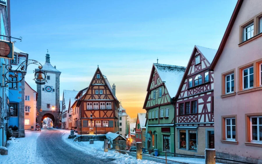 Rothenburg ob der Tauber, Németország: Ez a város még nyáron is olyan, mintha egy középkoi meséből szökkent volna elő. Amikor pedig havazik, pontosan úgy fest, mint amit egy-egy jó karácsonyi történet olvasásakor elképzelünk.