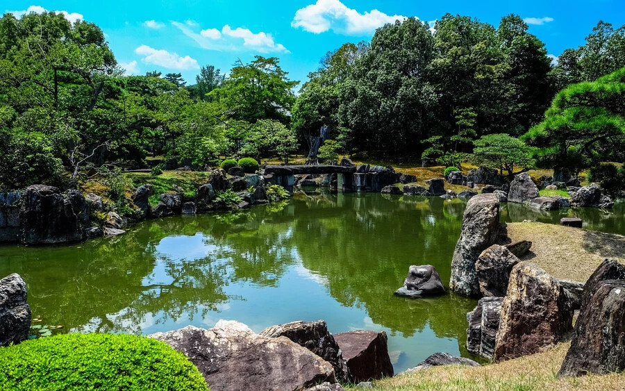 A kertészet ősi művészet a japán kultúrában. A tradicionális kertek a japán esztétika és filozófia irányelveit követik; minimalizálják az emberi készítésű díszítőelemeket, helyette a természet erényeit hangsúlyozzák. Fontos szerepet játszik a víz és a különböző kövek, ahogy az örökzöld növényzet is.