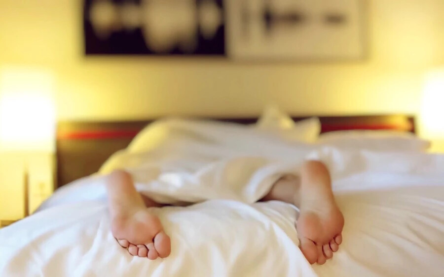 Vegyen fel zoknit: Sokan ugyan nem értenek ezzel egyet, ám könnyedén beválhat. A zokni már csak azért is hasznos, mert melegen tartja a lábakat, így a szoba maga lehet egy kissé hűvösebb. Ha nem tud aludni, próbálkozzon meg vele, talán meg fog lepődni!