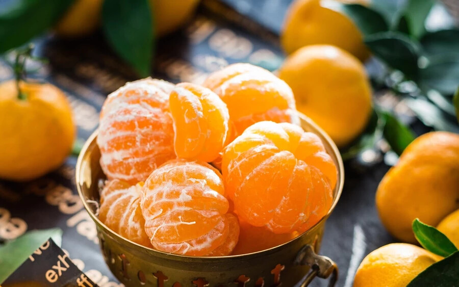 A mandarin és a narancs elkerülhetetlen tartozéka az ünnepeknek. A citrusfélék héja azonban – ha nem a szemetesbe kerül – a deszkák tisztántartásában is segítségünkre lehet: csak húzza át velük néhányszor a fa vágódeszkát, és olyan lesz, mintha új lenne. A narancshéj a hűtőben uralkodó kellemetlen szagoktól is megszabadíthat. A héjak felszívják a kellemetlen szagokat, a hűtőszekrény pedig friss és citrusos illatú lesz. 