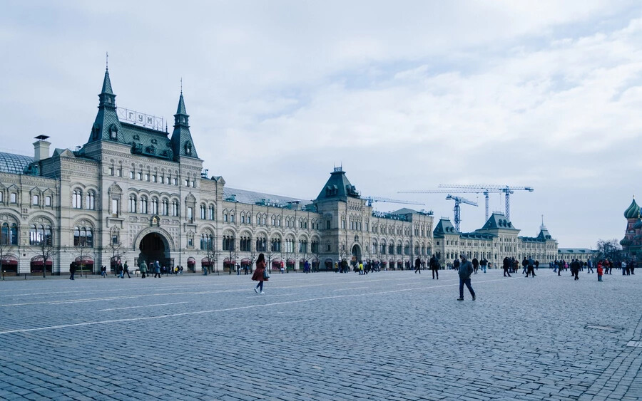 Budapest gyakran ölti magára különféle európai városok jelmezét. A Die Hard – Drágább, mint az életed című Bruce Willis-akciófilmben éppen a puskaropogástól hangos Moszkvát testesíti meg.