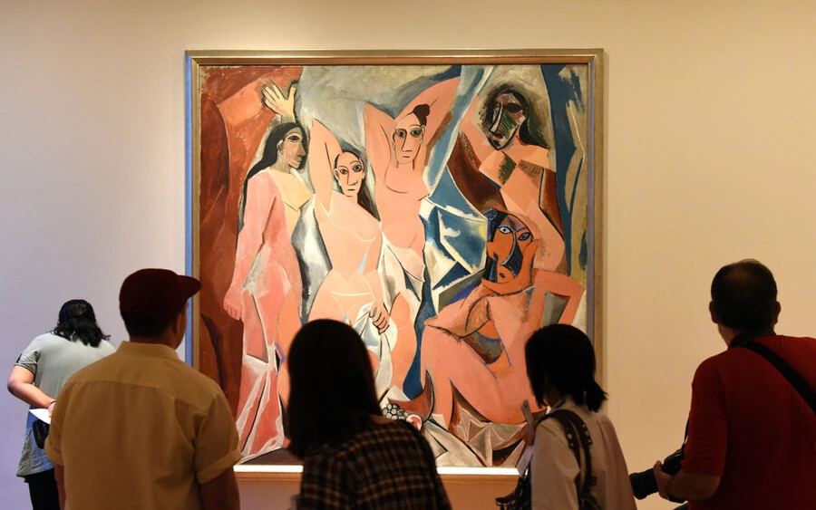 Picasso festményei: Picasso két festménye, A lovat vezető fiú és a Moulin de la Galette eredetileg egy örökös tulajdonába tartoznának. Az illető, aki zsidó volt, állítólag a 2. világháború idején kényszerült megválni tőlük. Egyelőre az örökösök engedik, hogy a festmények ki legyenek állítva New Yorkban.