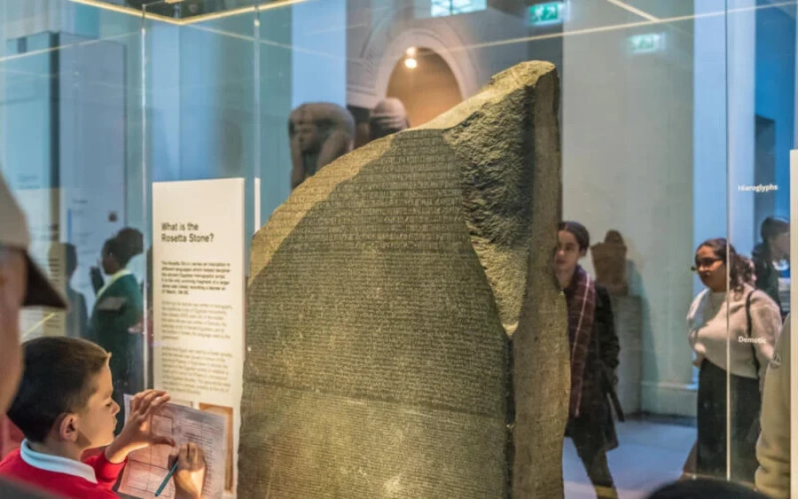 Rosette-i kő: A kő, mely alapján megfejtettük a hieroglif írást, még Napóleon keze által hagyta el Egyiptomot, majd később az angolokhoz került. Ma ezt is a londoni British Museum őrzi, az egyiptomi régészek legnagyobb és gyakran hangoztatott bánatára.