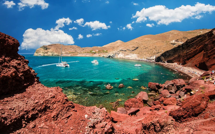 Santorini, Görögország: A Kükládok szigetcsoport legdélibb, vulkanikus szigete közkedvelt turistalátványosság, Görögország egyik legismertebb helyszíne.