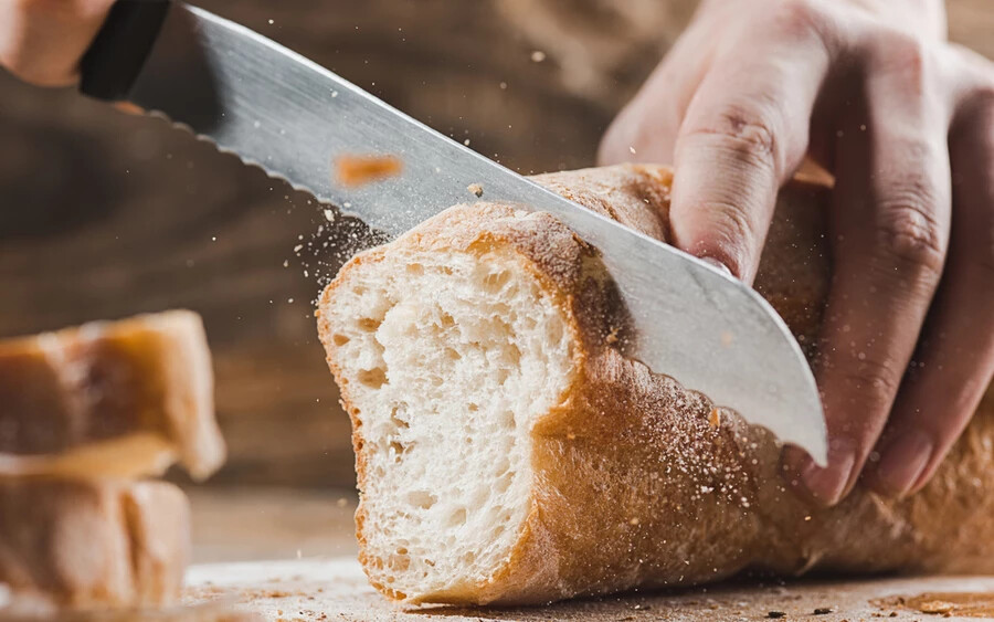 Az energiaárakkal kapcsolatos kormányzati beavatkozás nélkül fennáll a kenyér- és pékáru hiányának veszélye – állítja a Szlovákiai Pékek, Cukrászok és Tésztagyártók Szövetsége (SZPCC). A kis és közepes pékségek, cukrászdák által jelenleg kapott számlák négy-tízszer magasabbak a tavalyinál.