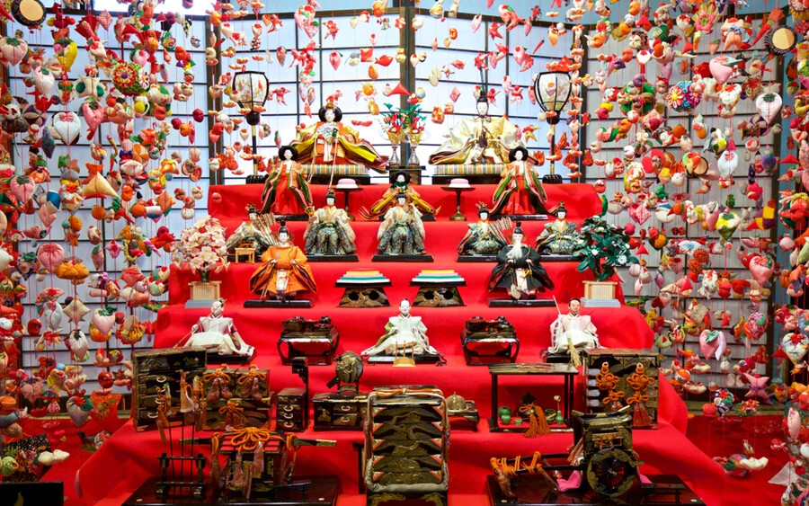 A Hinamatsuri egy vallási ünnep, melyen rendszerint díszbabák kerülnek kiállításra vörössel lefedett emelvényeken. A kiállítások a Heian-kori császári udvar berendezkedését és tradicionális viseleteit örökítik meg. A hagyomány szerint ebben az időszakban a leánygyermekek egészségéért és boldogságáért kell imádkozni.