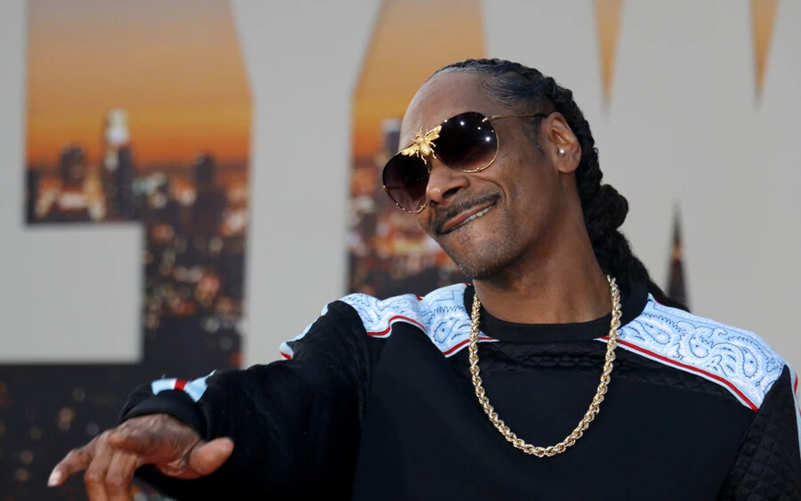 Snoop Dogg: A kontroverzális rappernek kontroverzális vágyai is vannak. Egy ponton például eldöntötte, hogy napi 80 jointot akar elszívni, viszont nem volt ideje megtekerni őket magának. Ezért évi 40-50 ezer dollárt fizetett valakinek, hogy tegye meg helyette.