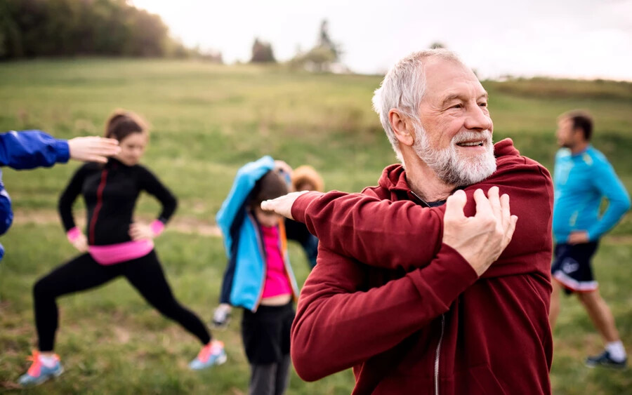 A rendszeres testmozgás növeli az oxigénszintet, ami pedig a vérkeringést segíti elő, általa pedig az energiaszintünket növeli. A mozgás során felszabadult endorfinok ráadásul relaxációs és boldogságérzetet idézhetnek elő.