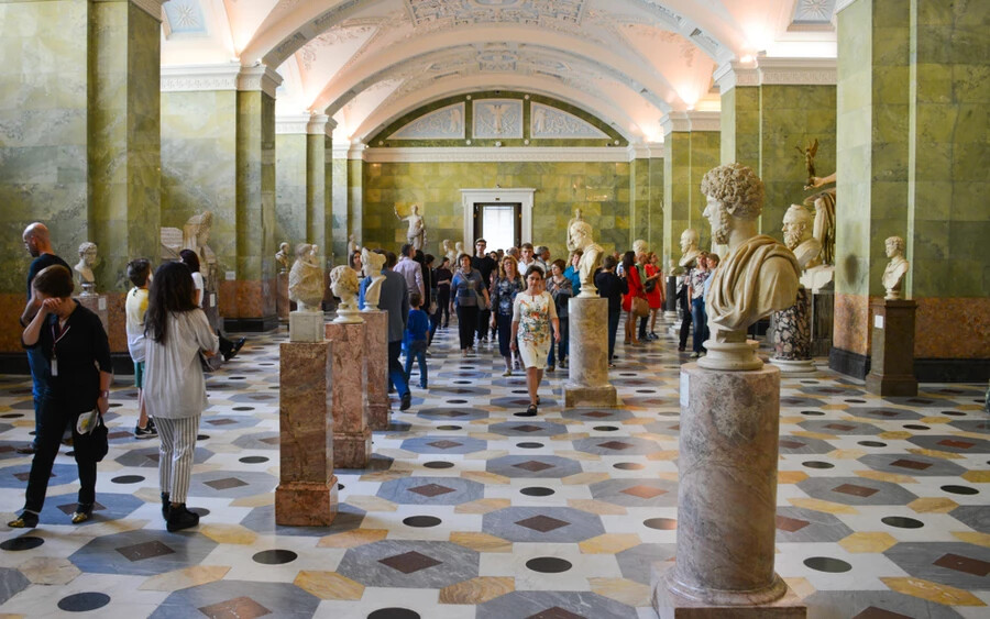 Az Ermitázs Oroszország legnagyobb és leghíresebb múzeuma, Szentpéterváron a Néva partján található. Évente több mint 4 millió látogatót fogad. Kép: Shutterstock