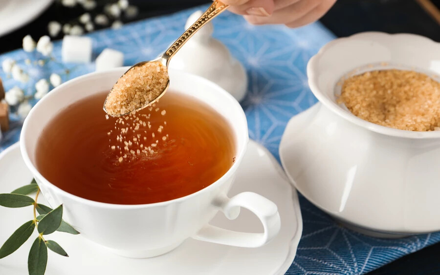 A kutatók ugyanakkor arra a következtetésre jutottak, hogy a teához hozzáadott cukor nem változtat a pozitív eredményeken – tehát nyugodt szívvel édesítheti teáját.