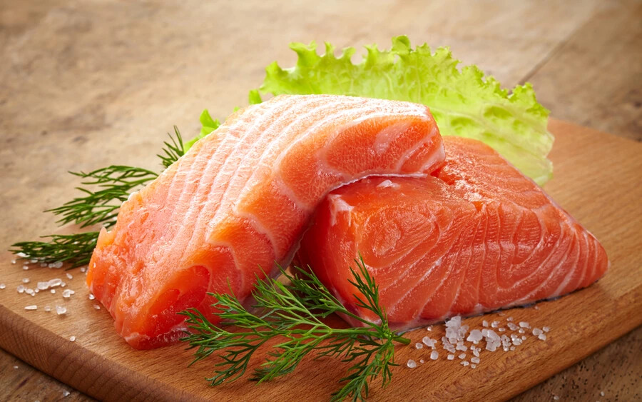 Lazac: Ennek a finom halnak köszönhetően, mely szintén nagy mennyiségben tartalmaz omega-3-zsírsavakat, szintúgy később lesz majd szükségünk szemüvegre.