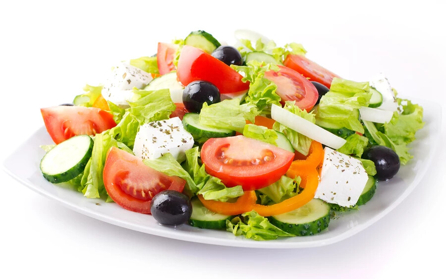 Kész saláták: Az üzleti saláták hasznosak, de csak addig, amíg a lejárati dátum előtt elfogyasztjuk őket! A salátalevélen, még ha tiszta is, idővel megjelenhetnek mindenféle káros baktériumok, melyeket nem ajánlott elfogyasztani.