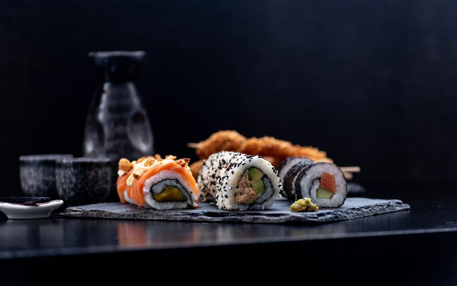 A – nálunk is egyre népszerűbb – szusi a friss halnak és zöldségeknek köszönhetően omega-3 zsírsavakban és antioxidánsban gazdag. Ezek az anyagok segíthetnek megelőzni a szívbetegségeket és jótékony hatással vannak az agyműködésre is.