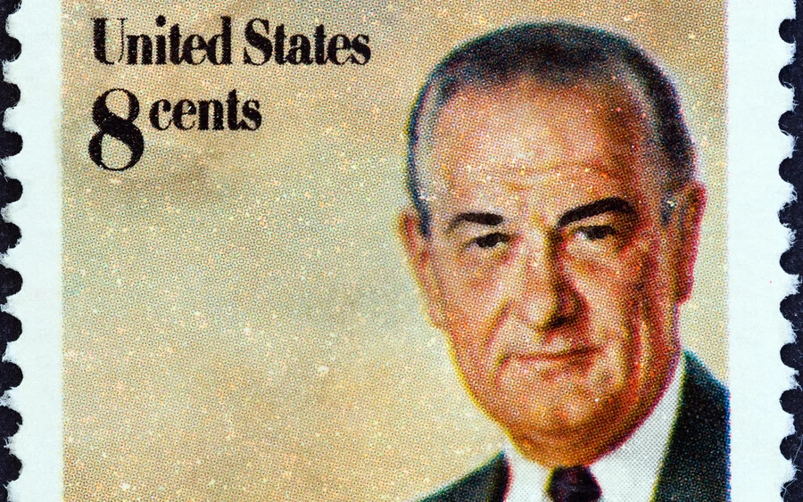 Lyndon B. Johnson sosem lett volna az Egyesült Államok elnöke, ha nem léteznek a WC-k. 1942. június 9-én ugyanis, amikor egy bombázógépet kellett volna vezetnie, felszállás előtt kivonult a mellékhelyiségbe. Mire visszatért, a repülőgépét már átadták egy másik pilótának, ami szerencsésnek bizonyult, ugyanis nem sokkal később lelőtték a japán erők, a fedélzeten pedig mindenki meghalt. Az Egyesült Államok gyakorlatilag egy teli húgyhólyagnak köszönheti a 36. elnökét.