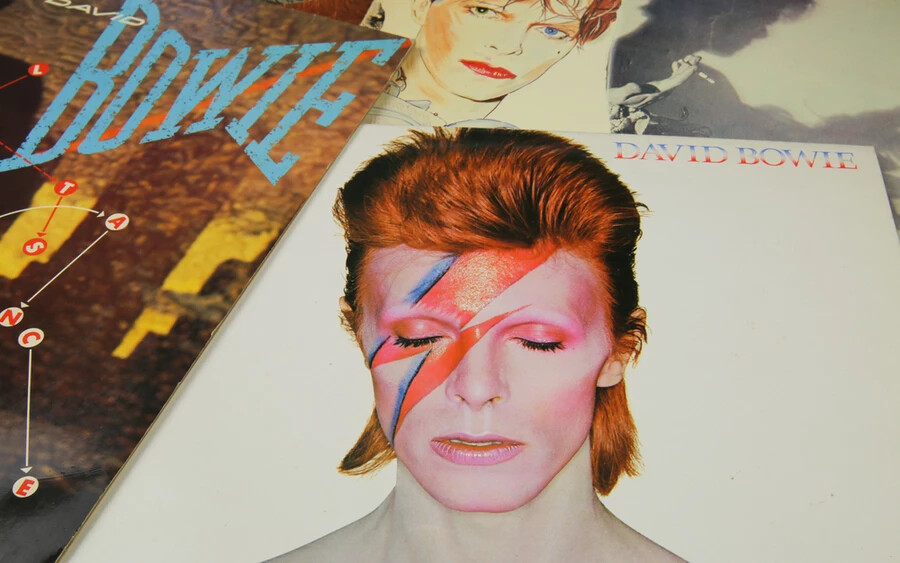 David Bowie 1972-ben az első énekes lett, aki nyilvánosan is felvállalta biszexuális identitását. Exfelesége, Angela Bowie tíz évvel válásuk után feltűnt a The Joan Rivers Show-ban, ahol azt állította, többször is férfiakkal találta az ágyban Bowiet, egy ponton még Mick Jaggerrel is. Jagger tagadta az állítást, Angela pedig később hozzátette, hogy nem állítja, hogy a két férfi lefeküdt volna egymással.