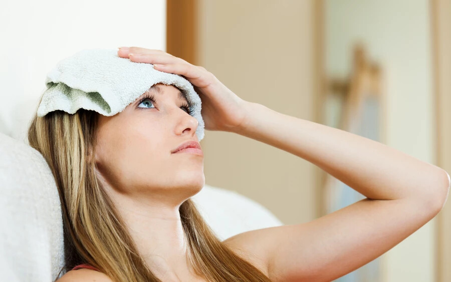 Ha úgy érzed, szétrobban a fejed a fájdalomtól, tegyél a homlokodra egy hideg vizes törölközőt vagy zsebkendőt. 