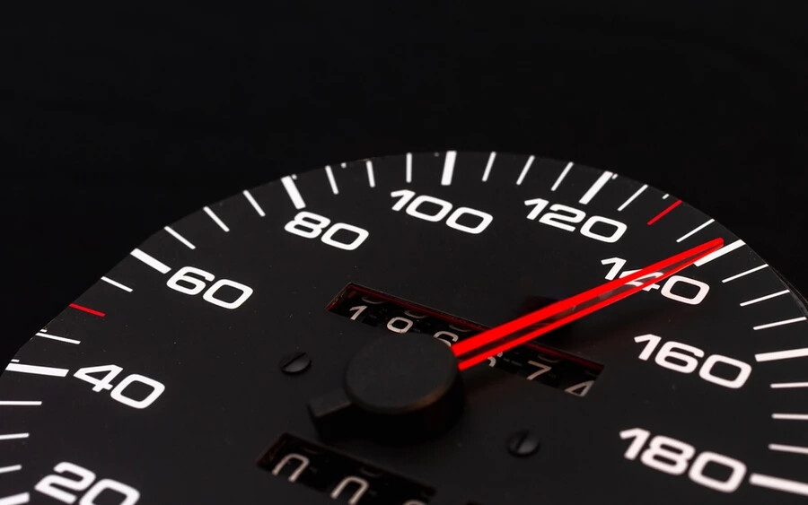 A Drive portál szerint a négysávos Mohammed bin Rashid autópályán a sebességkorlátozást 140 km/órában állapították meg, és új minimális sebességkorlátozást is bevezettek. Utóbbi csak valamivel alacsonyabb, mint a mi 120 km/órás maximális sebességkorlátozásunk.