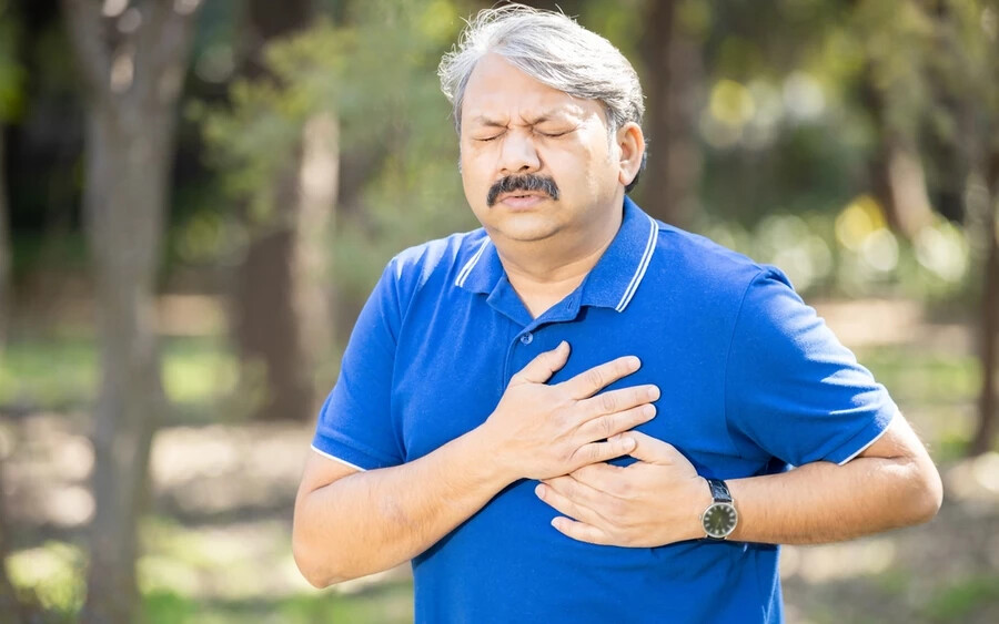 Az úgynevezett angina pectoris-t (mellkasi szorítás, fájdalom) tapasztalók könnyen azt hihetetik, hogy éppen szívinfarktusuk van, de ez nem feltétlenül igaz. Dr. Vaskó Péter kardiológus szerint  az angina pectoris sem veszélytelen: a stabil angina pectoris azt jelenti, hogy a fájdalom mindig ugyanannál az – általában fizikai –  tevékenységnél lép fel, és annak befejeztével a fájdalom is abbamarad.