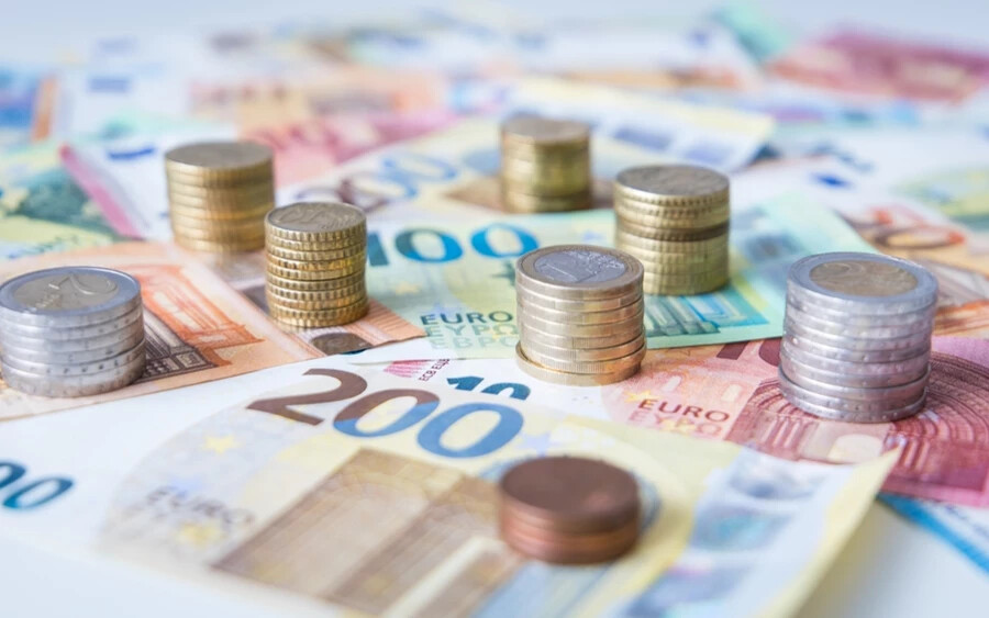A csalók a legtöbbször 50, 20 és 100 eurósokat hamisítanak, de a hatóságok egye gyakrabban találkoznak hamis 2 eurósokkal is. Mit tegyen, és hogyan ismerheti fel a hamis pénzt?