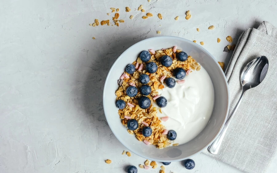 Joghurt: Egy újabb étel, melyet hosszú ideje fogyasztanak egészséges hatásaiért. Segíthet például a kardiovaszkuláris betegségek kialakulási esélyeinek csökkentesébén, valamint a súlyvesztés és súlymegtartás műveletében is. Bizonyos joghurtfajták akár az emésztési zavarok ellen is jól jöhetnek.
