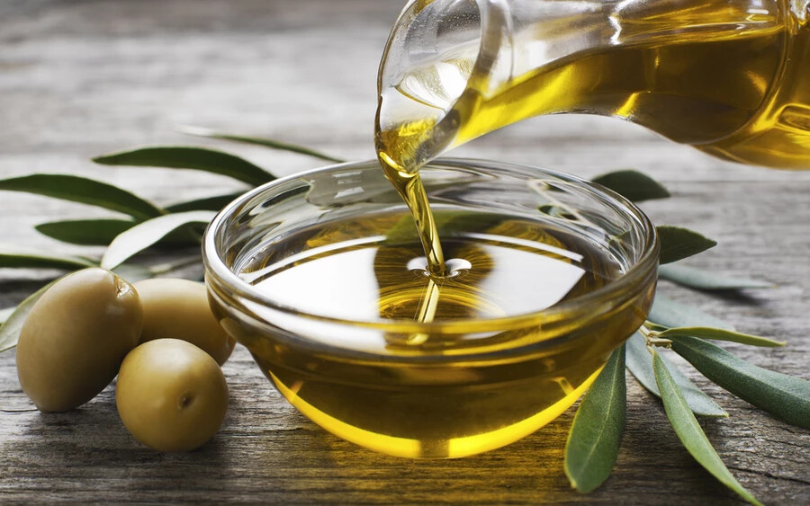 Olívaolvaj: Az extra szűz olívaolajban található omega-3-zsírsavak és E-vitaminok segíthetnek megakadályozni a szemek kiszáradását, valamint a szerv öregedését is lelassíthatják.