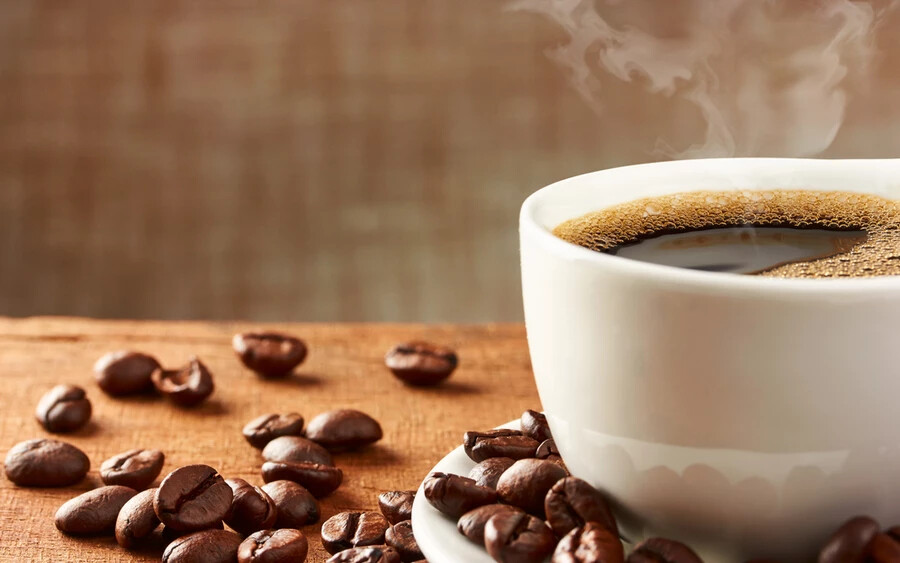 Ha egy alkohollal telített éjszaka után azon kaptad magad, hogy kívánod a kávét, az nem véletlen; valószínűleg a májad is kívánta. Mint kiderült, a kávé jót tesz ennek a belső szervnek, és egyes tudósok szerint érdemes volna megvizsgálni, segíthet-e májbetegségek megelőzésében.