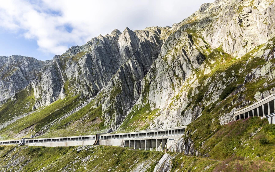 Gotthard alagút, Svájc: 57 kilométeres hosszával a világ leghosszabb vasúti alagútjaként büszkélkedhet, és két évtizedig tartott felépíteni. Célja az volt, hogy magas sebességű vonatoknak utat biztosítson az Alpok alatt, és ne kelljen mindent teherautók millióival szállítani.