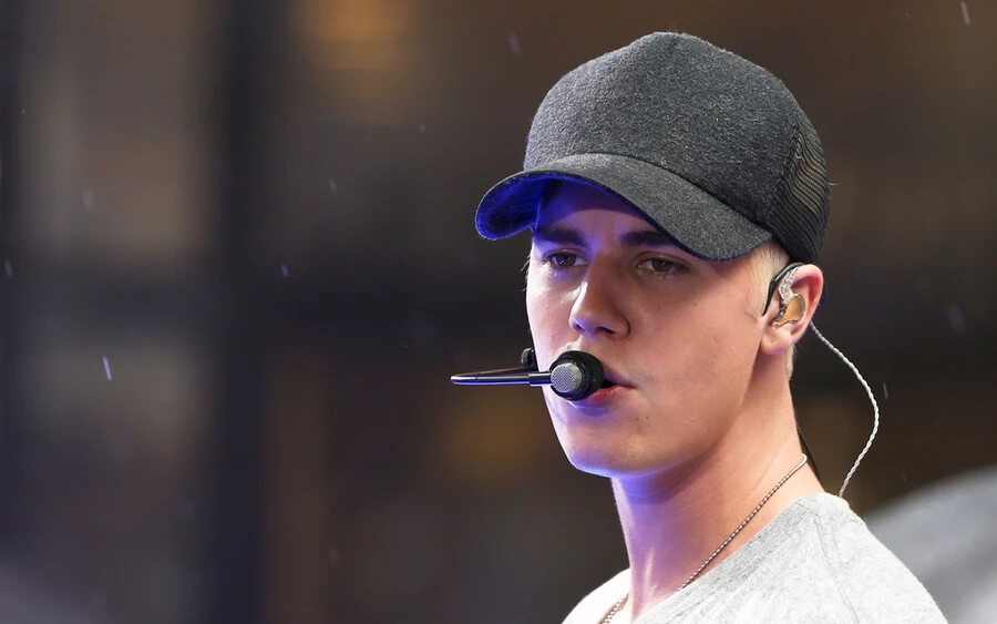 Justin Bieber: Mikor Justin Bieber megjelent a Saturday Night Live műsorában, szinte szó szerint begurították őt a stúdióba. Csaknem 20 emberrel érkezett, akik mindenben segítettek neki, az italok tartásától kezdve a pizzaetetésig.