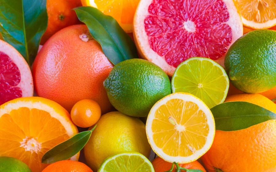 Citrusfélék: Ezen gyümölcscsalád minden tagja gazdag C-vitaminban és antioxidánsokban, melyek fontos szerepet játszanak az immunrendszer működésében. Támogatják az emésztési folyamatokat, csökkentik a koleszterinszintet, és még a testet is segítenek hidratálni, ami hasznos a betegségek idején.