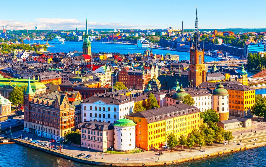 Svédország: Az alacsony bűnözési rátával bíró Svédország már többször is bizonyította, hogy békés és biztonságos helyszín. Imidzsén pedig sokat dobnak gyönyörű erdői, vízesései és partjai, valamint kulturális központjai.