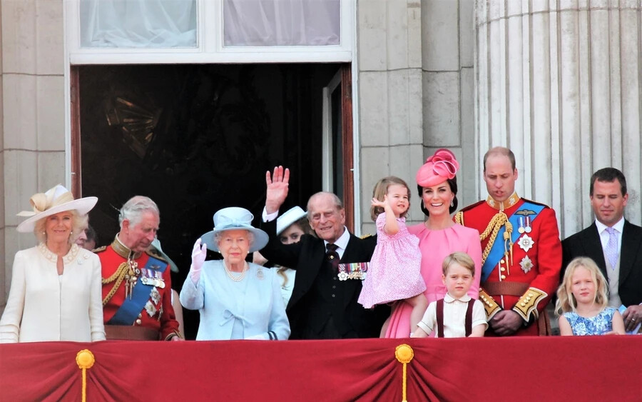 Brit királyi család: Az angol kultúra egyik legismertebb családja nemcsak papíron, hanem a gyakorlatban is igyekszik úgy viselkedni, mint a hagyományos nemesség. Ez azzal is jár, hogy van egy cseléd, akinek az a dolga, hogy felöltöztesse és levetkőztesse a családtagokat.