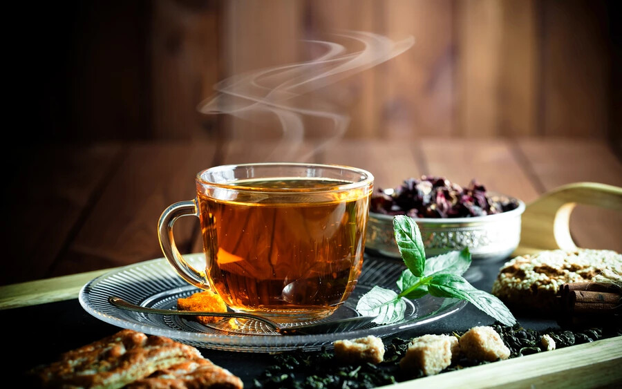A napi legalább két csésze fekete tea elfogyasztása csökkentette a szív- és érrendszeri okokból eredő halálozás kockázatát – derül ki az Egyesült Államok Nemzeti Rákkutató Intézetének tanulmányából, amelyet csaknem félmilliós (498 043) 40 és 69 éves kor közötti emberek mintáin végeztek.