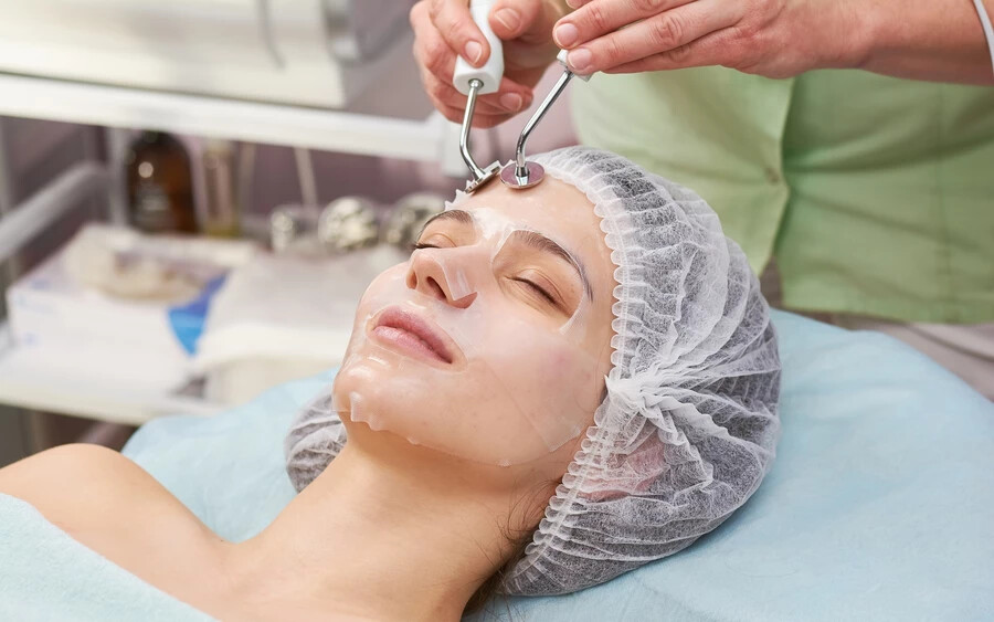 Mikroáram-terápia: a mikroáram-terápia alacsony szintű elektromos áramot használ az arcizmok stimulálására, elősegítve az izomtónust és feszesítve a bőrt. Ez a kezelés segít csökkenteni a finom vonalakat és ráncokat, miközben megemeli és kontúrozza az arcot. A mikroáram-terápia végezhető professzionális környezetben vagy otthoni használatra tervezett kézi készülékekkel is.
