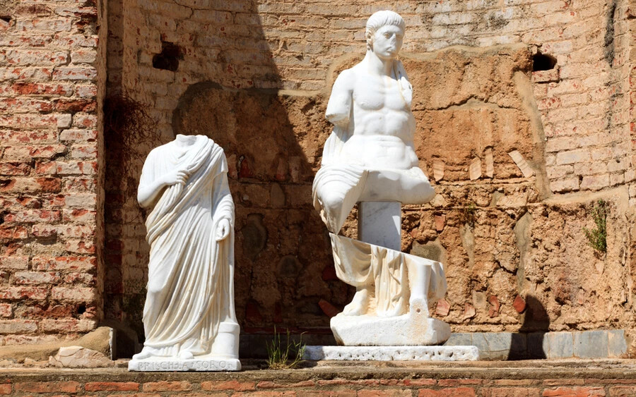 Úgy tűnik, a leghatékonyabb módja bronzszobrok évszázadokon át tartó, sértetlen megőrzésének az, ha víz és sár forró egyvelegébe süllyesztjük őket. 2022-ben régészek egy csapata nem egy, hanem 24 ilyen szobrot talált San Casciano dei Bagni ősi, olasz fürdőiben, mely régen az etruszkok fennhatósága alatt állt. A feltételezések szerint a szobrokat isteni áldozatként dobták a melegforrások vizébe.