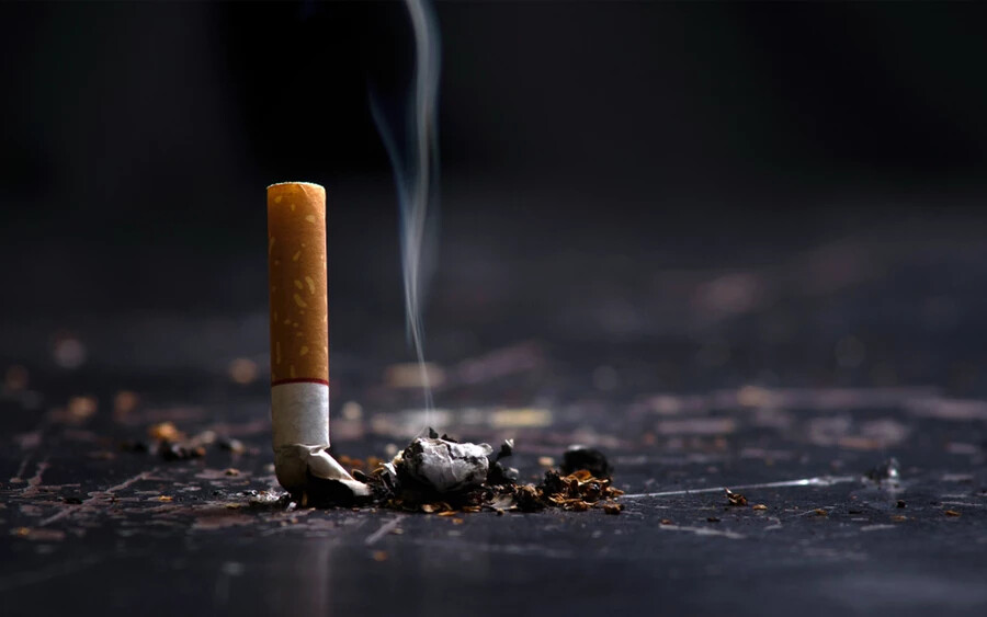 Dohányzás: Minden negyedik kardiovaszkuláris megbetegedés okozta halál a dohányzásnak köszönhető. A CDC (Centers for Disease Control and Prevention) szerint akár azoknál is felléphetnek szívproblémák jelei, akik naponta kevesebb mint 5 cigarettát szívnak el. A dohányzás rossz hatással lehet az artériáinkra, valamint érelmeszesedéshez is vezethet.