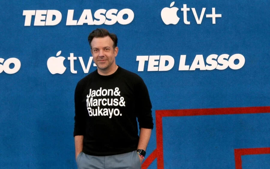 Ted Lasso – Jason Sudeikis: Az egyik legfrissebb „milliomos” a sorozatszínészek között Jason Sudeikis, aki a Ted Lasso című komédiában több szerepet is betölt: alkotótól társírón át egészen a gyártásvezetésig, a főszerep eljátszásáról nem is beszélve. A harmadik évadban pedig mindezért epizódonkért millió dollár ütötte a markát.