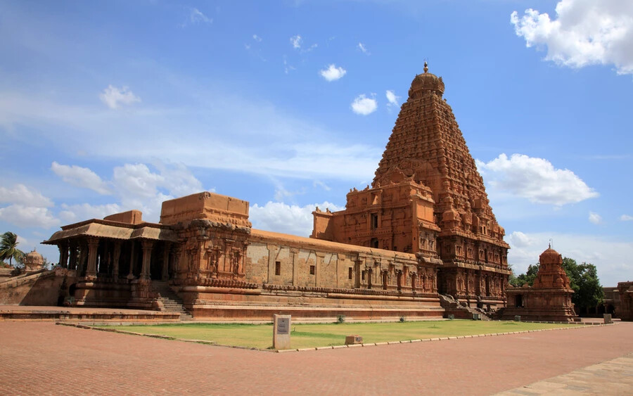 Brihadeeswarar-templom (India): Maduraitól pusztán 170 kilométerre egy másik csodát is találhatunk. A Brihadeeswarar egy Sivának szánt hindu templom, mely 180 700 négyzetméteres kiterjedésével épphogy megelőzi az imént említett építményt.