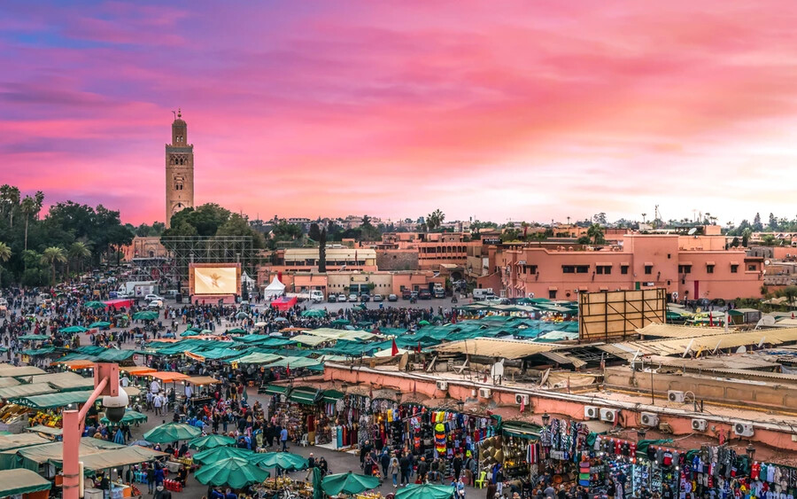 Jemaa el Fnaa tér (Marokkó): A világ egyik legforgalmasabb tere mindent jelképez, ami Marokkó. Nappal forgalmas vásároknak ad helyet, ahol bármit meg tudunk vásárolni, éjszaka pedig zene és tánc helyszínévé válik.