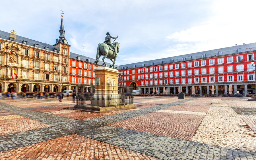 Plaza Mayor (Spanyolország): Madrid óvárosában található az ország egyik legismertebb tere, melyet még a 17. században építtetett III. Fülöp király, akinek szobra máig díszíti is a teret. Eredetileg vásárok, fesztiválok és bikaviadalok helyszíne volt.