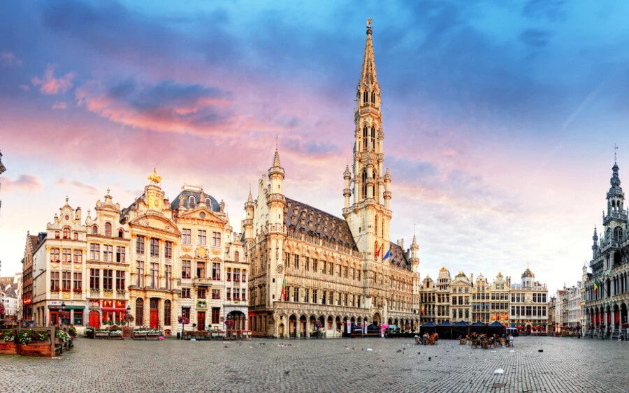 Grand Place de Bruxelles (Belgium): Európa egyik legismertebb tere egyben a legszebb is a világon, legalábbis sokak szerint. Ez nagyrészt gyönyörű, gótikus és barokk épületeinek köszönhető, valamint a számtalan fesztiválnak, amit itt tartanak; ilyen többek közt a méltán híres virágünnep is.